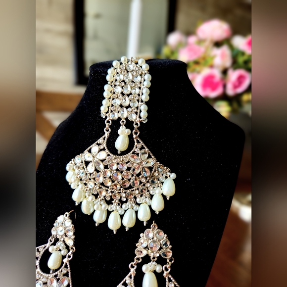 NWT White jhumka earrings set/ set of 3/ teeka & jhumka set/ INDIAN JEWELRY SET - Picture 4 of 9